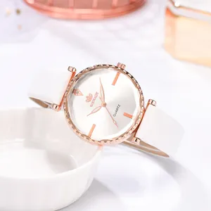 Vue macro d'une montre à quartz élégante avec détails or rose et bracelet en cuir PU blanc