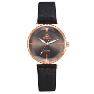 Vue détaillée de la montre quartz RINNADY avec cadran facetté gris et boîtier en or rose