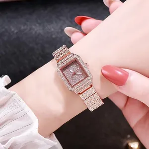 Primo piano dell'orologio al quarzo rettangolare in oro rosa con strass scintillanti