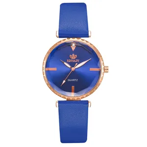 Détail du bracelet en cuir bleu vif et du cadran de montre à quartz en or rose