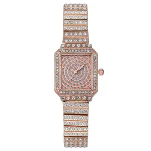 Dettaglio macro dell'orologio quadrato oro rosa con diamanti e indici lucidi
