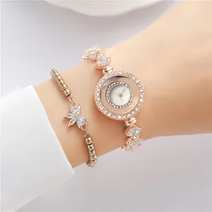 Dettaglio orologio donna oro rosa con cristalli e bracciale coordinato con farfalla