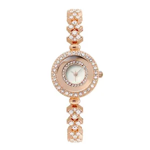 Dettaglio orologio gioiello oro rosa con lunetta di cristalli e cinturino a fiori