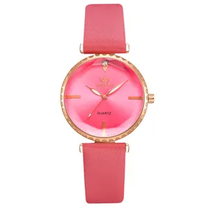 Détail du bracelet en cuir rose et du cadran or rose avec un seul strass brillant