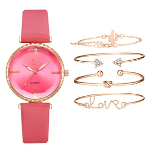 Détail de la montre à quartz rose gold et 4 bracelets assortis avec breloques cactus