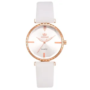 Vue détaillée de la montre à quartz avec bracelet en cuir blanc et boîtier en or rose