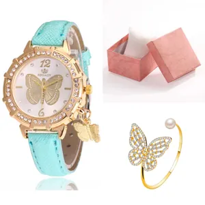 Vue détaillée de la montre papillon vert menthe et du bracelet doré dans son coffret