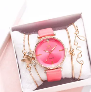 Coffret montre femme avec bracelet en cuir rose et bracelets dorés dans une boîte
