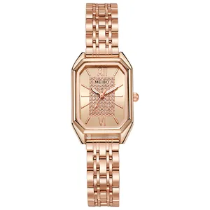 Dettaglio di orologio rettangolare oro rosa con quadrante in strass e numeri romani