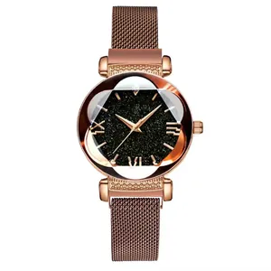 Dettaglio dell'orologio cielo stellato oro rosa con cinturino mesh e numeri romani