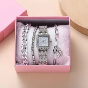Montre carrée en strass avec ensemble de bracelets argentés dans un coffret rose