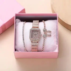 Detail von Roségold-Uhr-Set mit Strasssteinen und Schleifenarmband in Geschenkbox