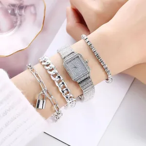 Gros plan d'un ensemble montre à quartz et bracelets argentés avec strass brillants