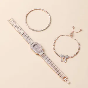 Detail der roségoldenen quadratischen Uhr mit Kristall-Tennisarmband und Schmuckset