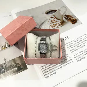 Elegantes Damen-Geschenkset mit quadratischer Strassuhr und Armbändern in rosa Box