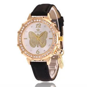 Détail du cadran doré à motif papillon avec cristaux et bracelet noir texturé