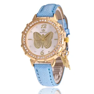 Vue détaillée de la lunette en cristal, cadran papillon doré et bracelet bleu pailleté