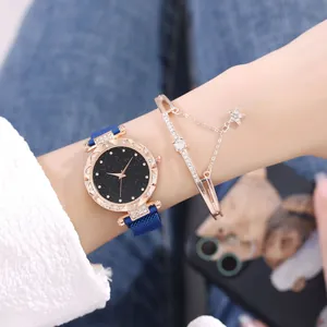 Λεπτομέρεια κομψού ρολογιού rose gold με καντράν έναστρο ουρανό και βραχιόλι με αστέρι