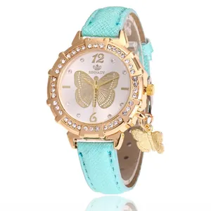 Vue détaillée d'une montre à quartz pour femme avec cadran papillon doré et cristaux