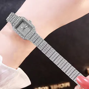 Détail de montre à quartz carrée pour femme avec strass argentés sur le bracelet