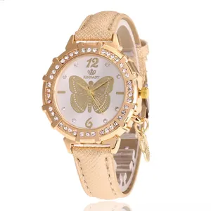 Détail d'une montre de mode pour femme avec cadran papillon doré et lunette en cristal