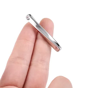 Pendentif barre spirale en acier inoxydable poli tenu pour montrer la dimension