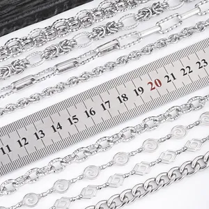 Detailansicht verschiedener Edelstahl-DIY-Ketten mit Lineal zur Größenreferenzierung