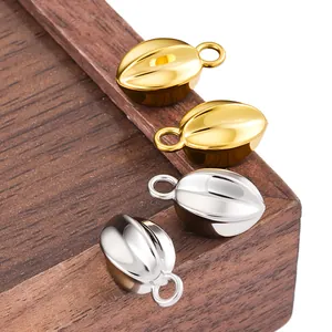 Détail macro de breloques carambole en or et argent pour la création de bijoux DIY