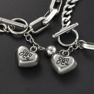 Bracciali magnetici coppia in argento con ciondoli a cuore e chiusura OT su nero
