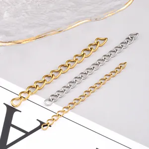 Dettaglio di catene di estensione a cuore in acciaio inossidabile oro e argento