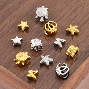 DIY-sieradenkralen in ster- en vlindervormen op hout met een metallic afwerking
