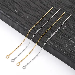 Dettaglio macro di orecchini a catenella in acciaio inossidabile oro e argento