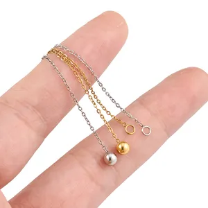 Orecchini minimalisti in acciaio al titanio con catena e pendente a sfera oro e argento