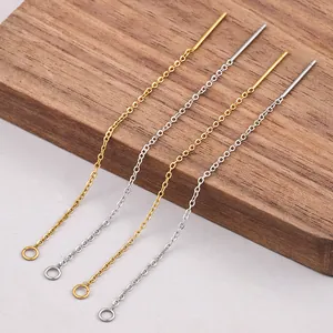 Dettaglio macro di infila orecchini in acciaio inox oro e argento per gioielli fai da te