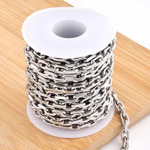 Détails d'une chaîne gourmette en acier inoxydable à plat sur une bobine en plastique