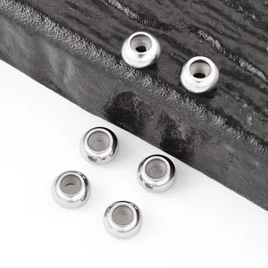 Dettaglio di perle fermaglio in acciaio lucido con anima in silicone per bijoux fai-da-te