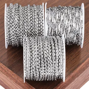 Vue détaillée de trois styles de chaînes en acier inoxydable sur bobines pour bijoux DIY