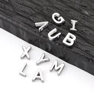 Perles 26 lettres en acier inoxydable poli argenté pour la création de bijoux