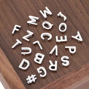 Perles de lettres en acier poli avec trous latéraux pour création de bijoux