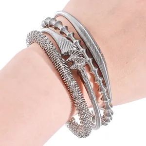 Set aus vier silbernen böhmischen Edelstahl-Federarmbändern für Damen im Webdesign