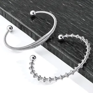 Makro-Detail von silbernen Edelstahl-Federarmbändern mit runden Kugelenden am Verschluss