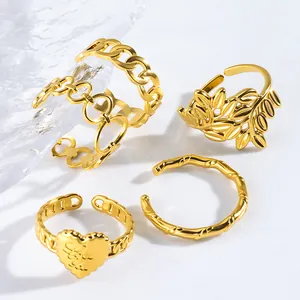 Vier goldene verstellbare Ringe im Set mit Ketten-, Blatt-, Bambus- und Herz-Elementen