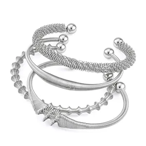 Dreiteiliges Set silberner böhmischer Edelstahl-Federarmbänder im verstellbaren offenen Stil