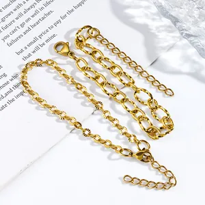 Détail du bracelet chaîne cubaine dorée avec fermoir mousqueton et chaîne de réglage