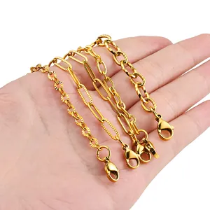Quatre styles différents de bracelets gourmettes dorés minimalistes avec fermoir mousqueton