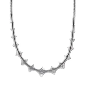 Collar de acero inoxidable plateado con textura ondulada y estilo industrial