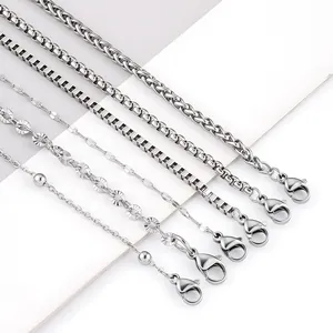 Lot de six colliers en acier titane avec diverses mailles box et épi en couleur argent