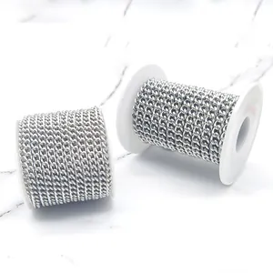 Vue détaillée de chaînes à maillons gourmette en acier argenté sur bobines pour bijoux