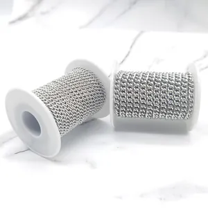 Gros plan de bobines de chaînes en acier inoxydable argenté pour la création de bijoux