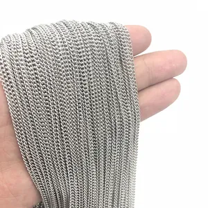 Main tenant un paquet de chaînes torsadées en acier inoxydable pour bijoux DIY